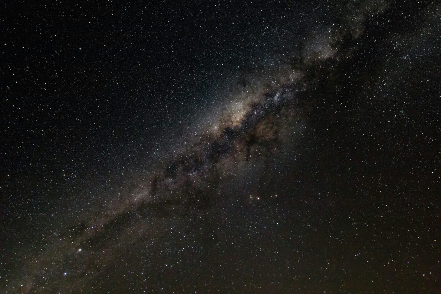 無数の星が広がる夜空に、帯状に走る天の川がはっきりと映し出された星景